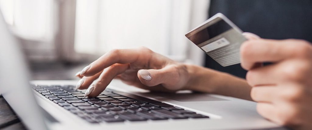 pessoa-comprando-com-cartão
