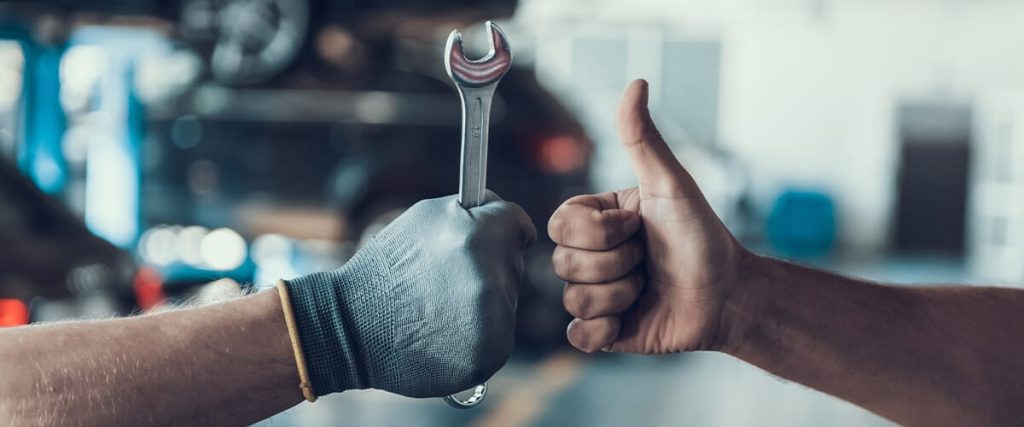 duas-mãos-e-uma-ferramenta