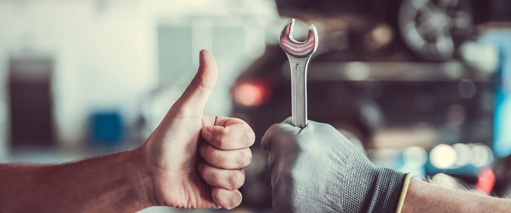 mecânico segurando uma ferramenta