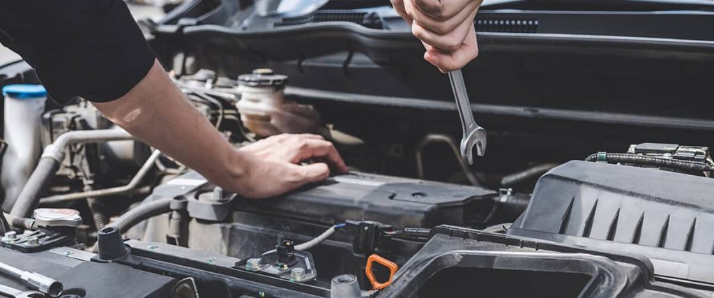 mecânico consertando motor do carro