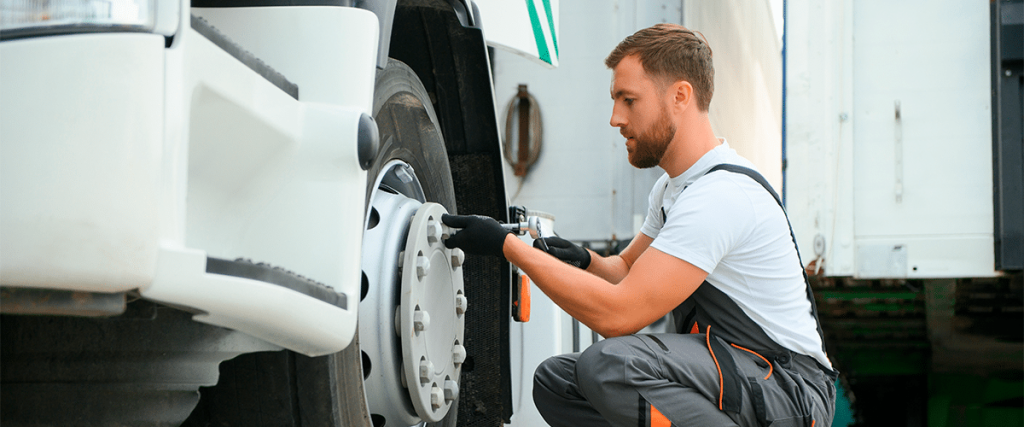 homem-conserta-o-caminhao