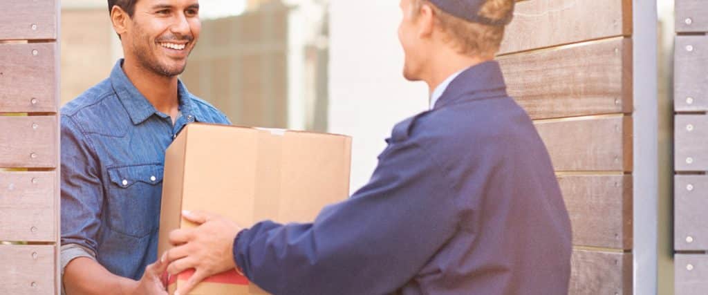 homem-recebendo-entrega-de-caixa